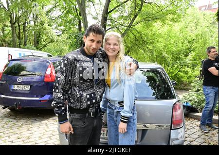 Adonist Jovanovic aka Dean und Katharina Kock aka Toni am Set bei Dreharbeiten zur Reality-Daily-Soap `Berlin - Tag und Nacht`am Paul-Lincke-Ufer. Berl Stockfoto